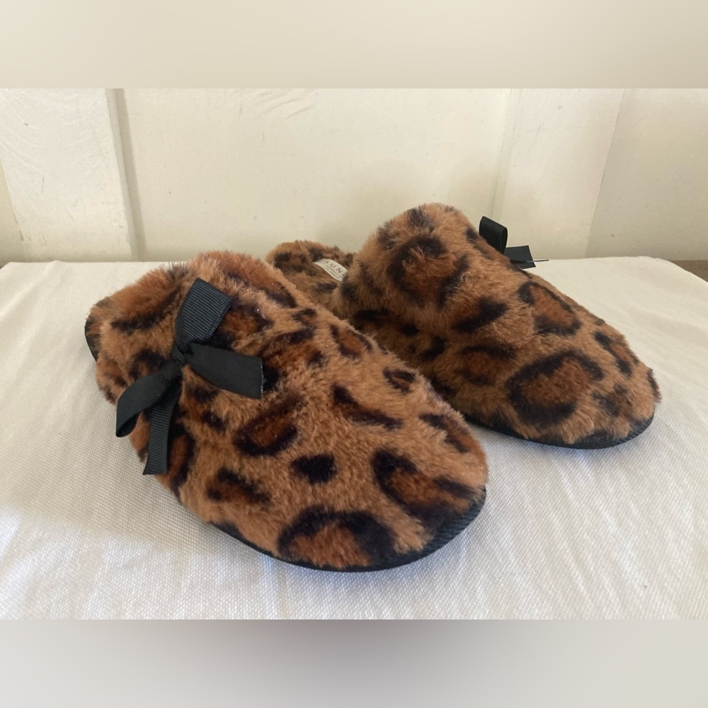 Laundry by Shelli Segal leopard slippers size 9 soft plush bow accents